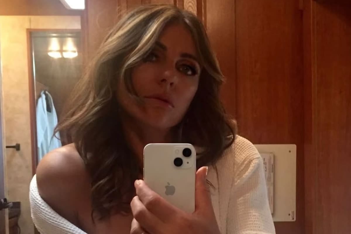 Elizabeth Hurley volvió al set con flores, bata blanca y un anillo que arma lío