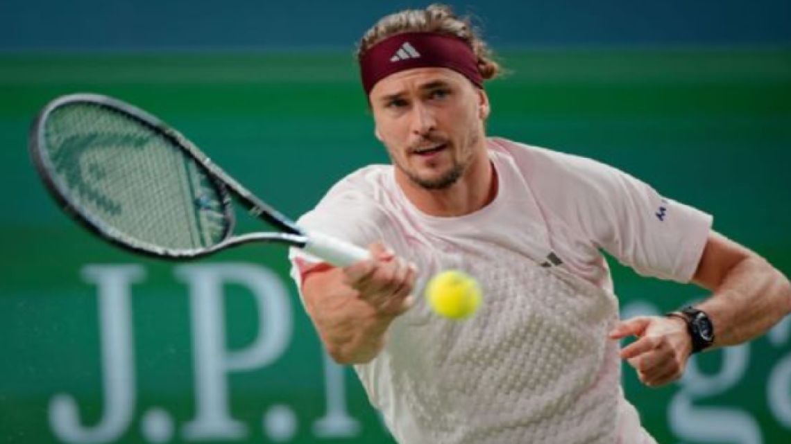 Zverev barrió a De Miñaur y va por la cima del mundo en Shanghai