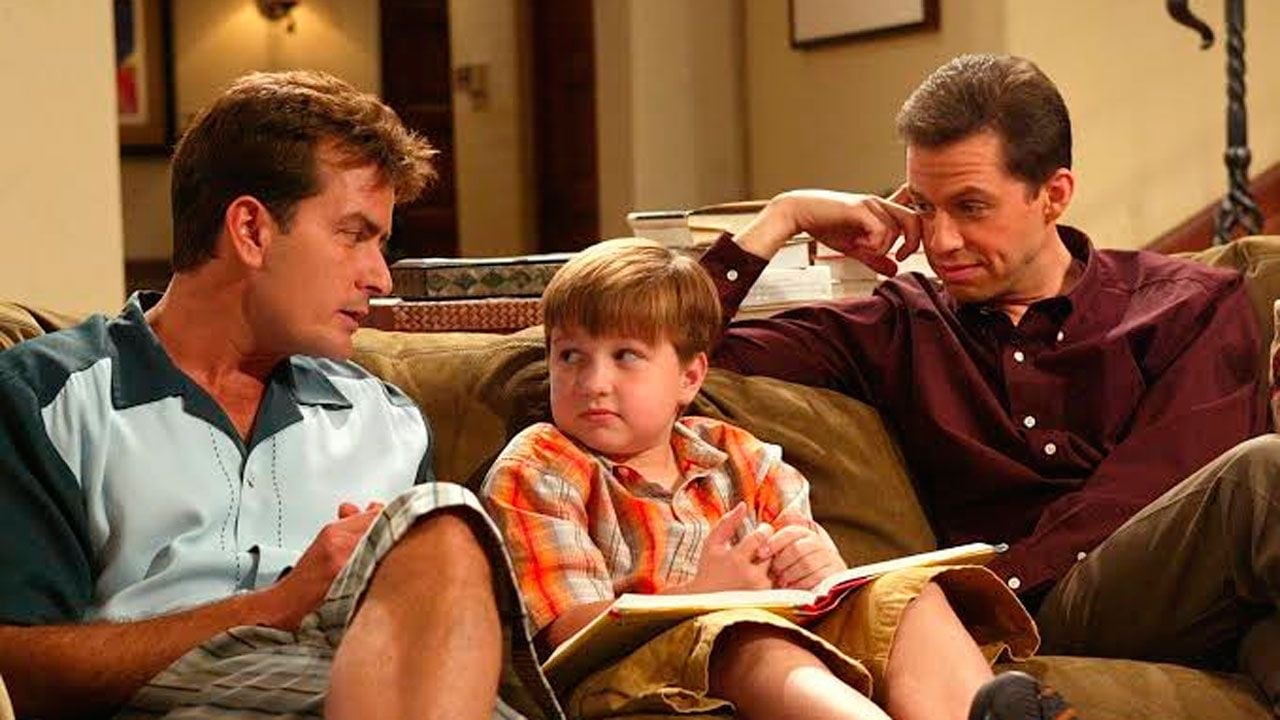Hugh Grant dijo que no a 750.000 dólares por capítulo y "Dos hombres y medio" terminó en manos de Ashton Kutcher