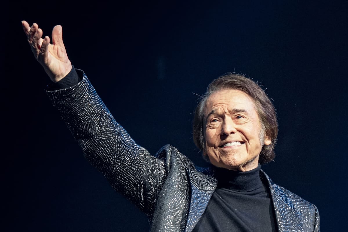 Raphael vuelve al Gran Rex con sus seis décadas a cuestas y una serie que cuenta todo lo que el escenario no muestra
