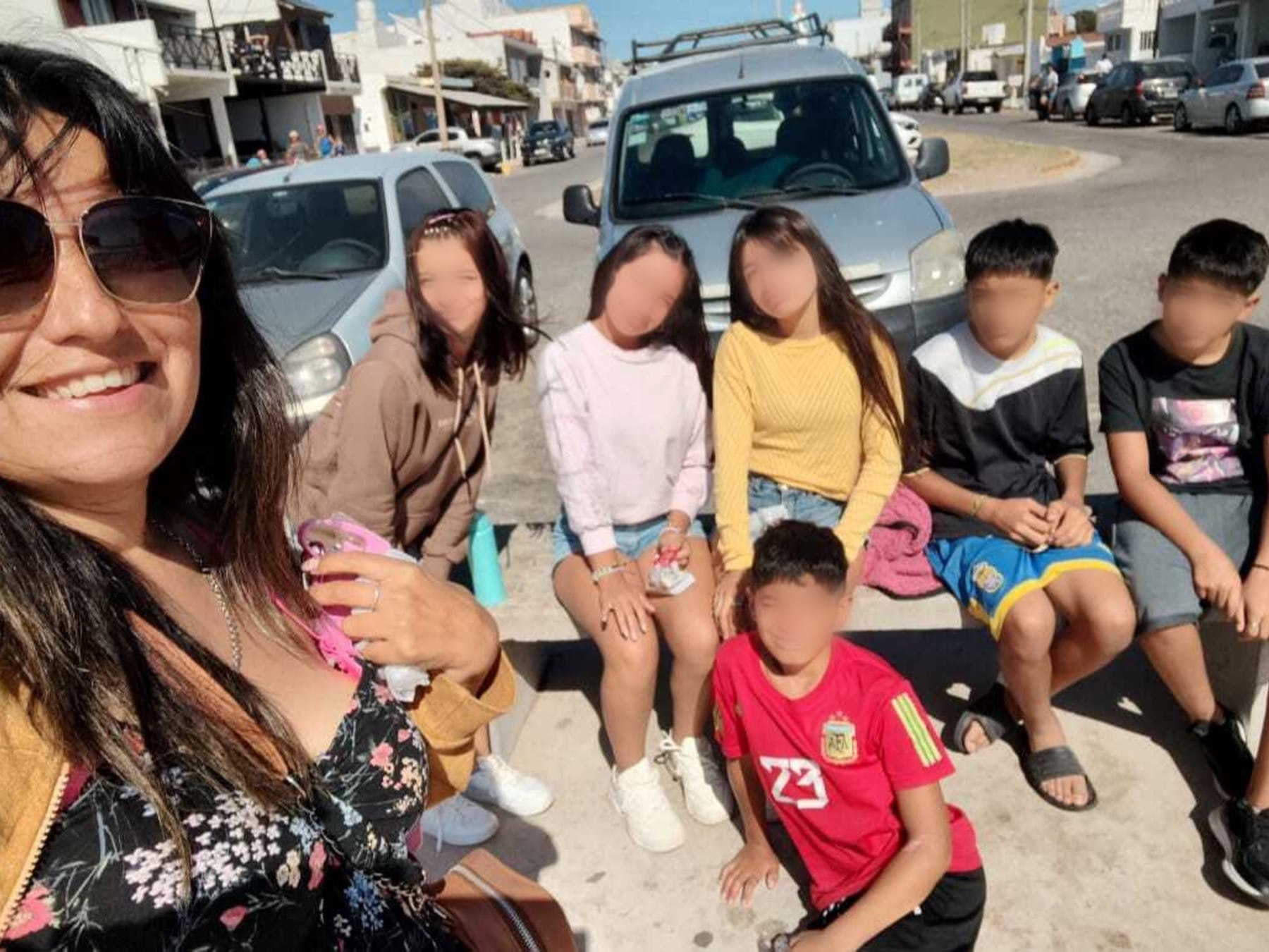 "Te elegimos para ser nuestra mamá": la historia de María Laura, que pasó de dos a nueve en una peña de mates y trámites