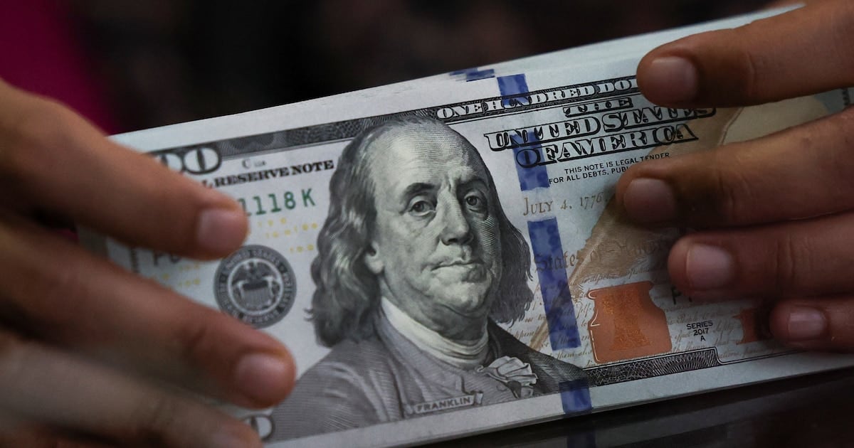 El tipo de cambio cerró sin cambios en el Banco Nación y la inflación volvió a ganarle la pulseada al dólar en octubre