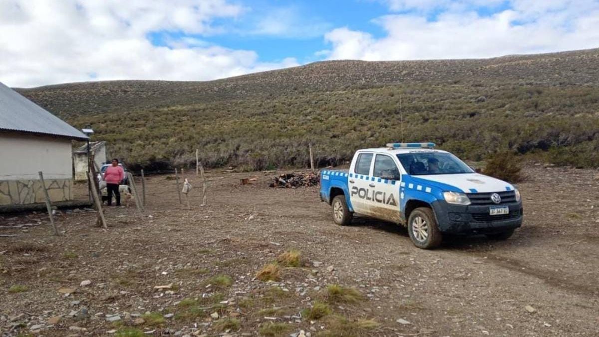 Siete días sin alimentos en la meseta neuquina: una mujer y sus tres hijos, rescatados por la Policía tras quedar aislados por el barro