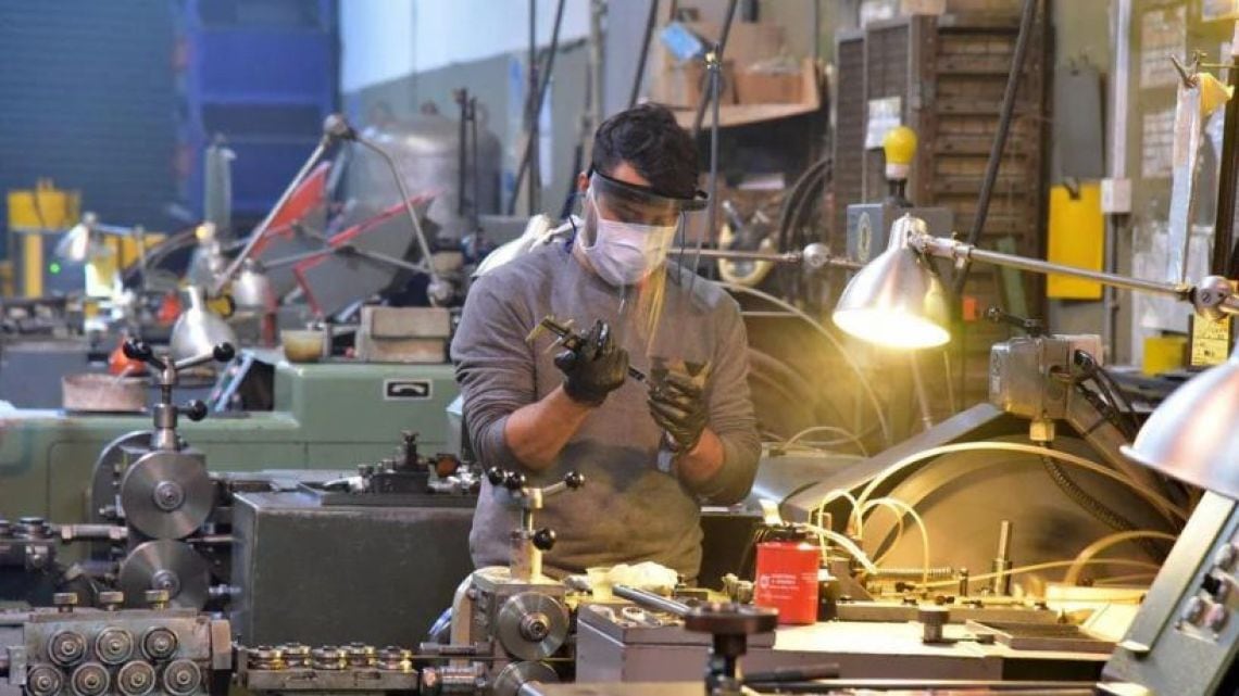 La industria opera con cuatro de cada diez puntos de su capacidad sin activar y la informalidad gana terreno entre los trabajadores despedidos