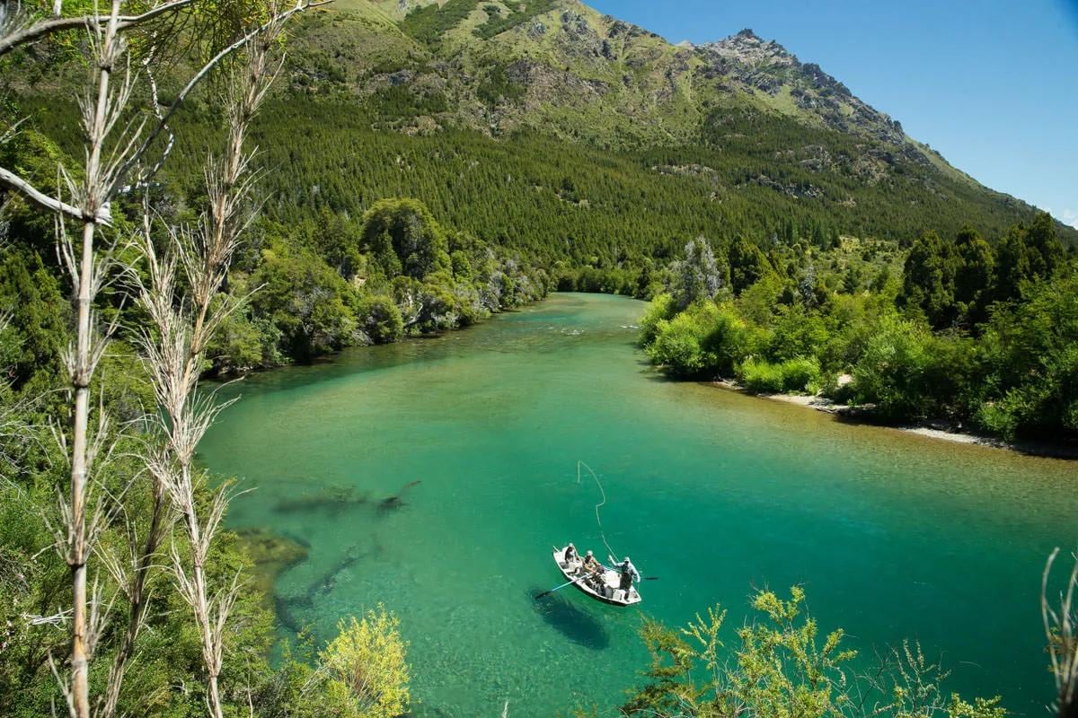 Neuquén pone a la venta los permisos de pesca deportiva y fija precios para residentes y turistas