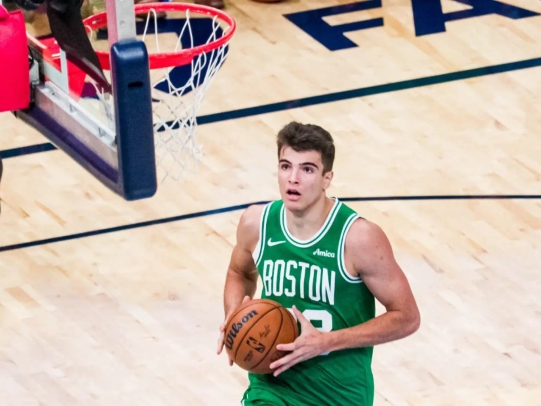 Hugo González se mandó una volcada con pasos de más y los árbitros de la NBA miraron para otro lado