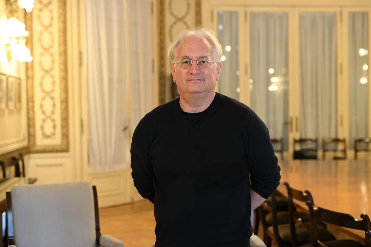 El hombre de la peña que sabe de máquinas: un investigador inglés pone en discusión el debate sobre la inteligencia artificial en las escuelas
