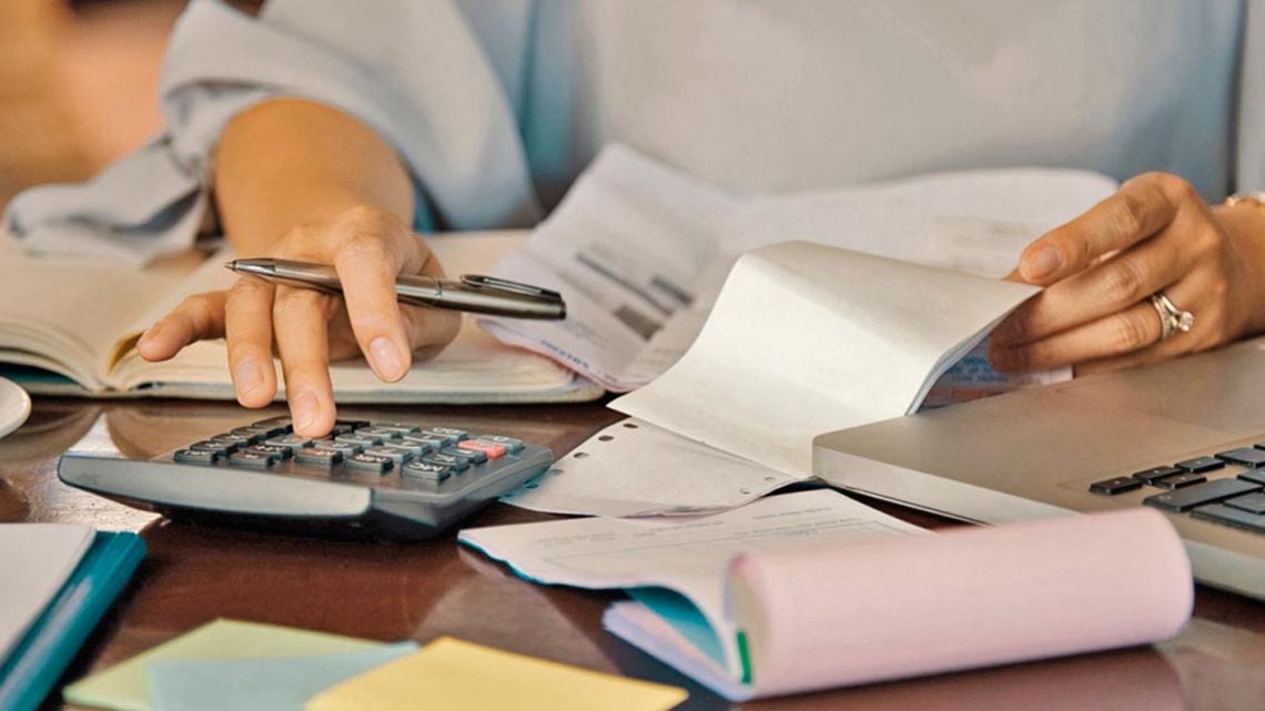 La mora de los créditos a familias trepó a 12,81% en agosto y se sostiene entre los registros más altos en dos décadas
