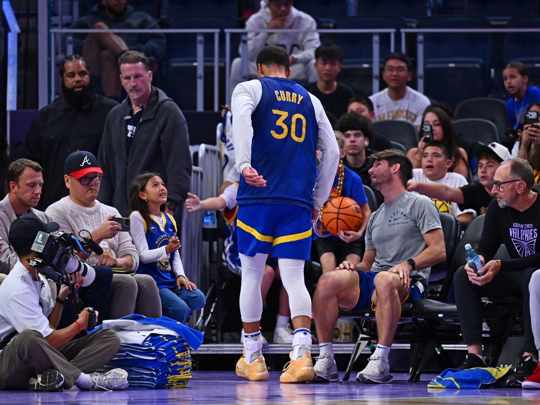 La jugada que preocupa a Golden State: Curry renovó su contrato y se torció el tobillo en la misma semana