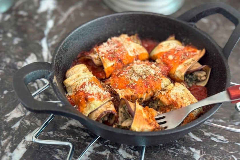 Berenjena en láminas, relleno verde y gratinado rápido: el plato que se arma en menos de media hora