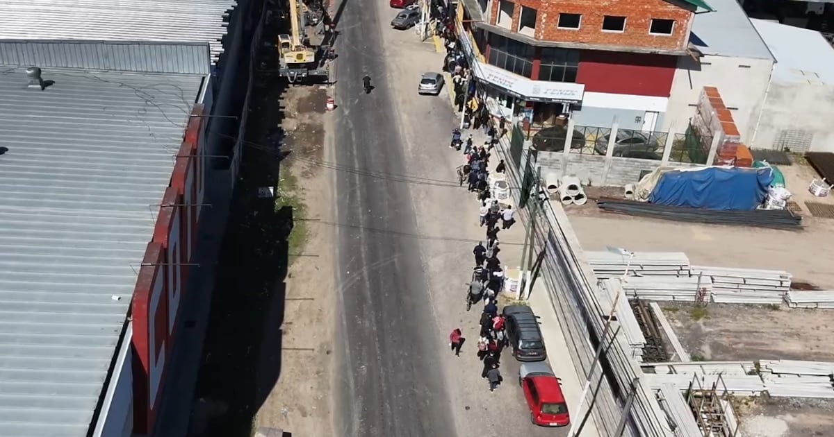 Diez cuadras de fila en Ezeiza por 40 vacantes: la postal de un mercado laboral que sigue sin recuperarse