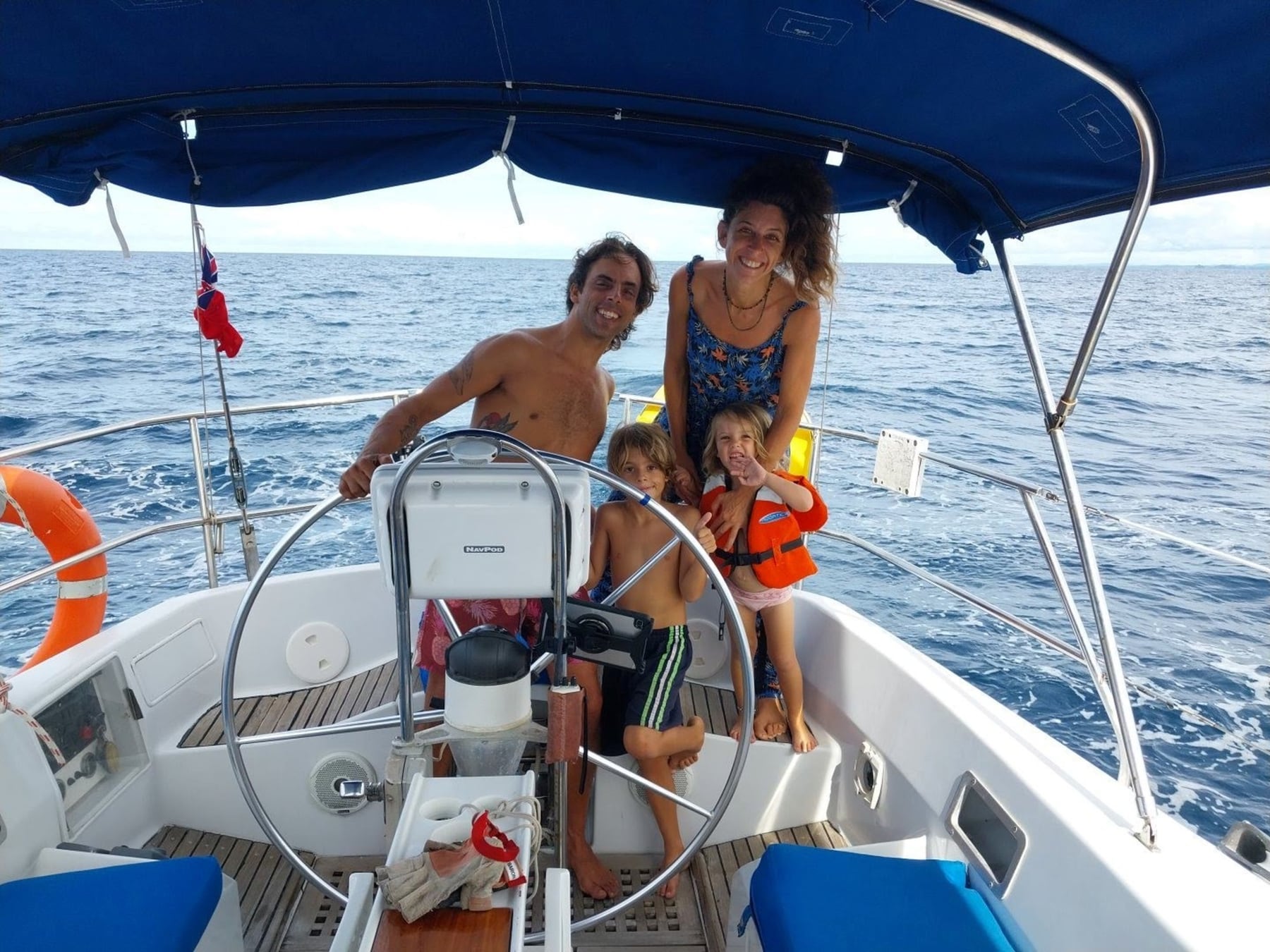 La Polinesia Francesa que no se ve en las postales: dos argentinos cuentan cómo es vivir entre Tahití y Bora Bora a bordo de un velero