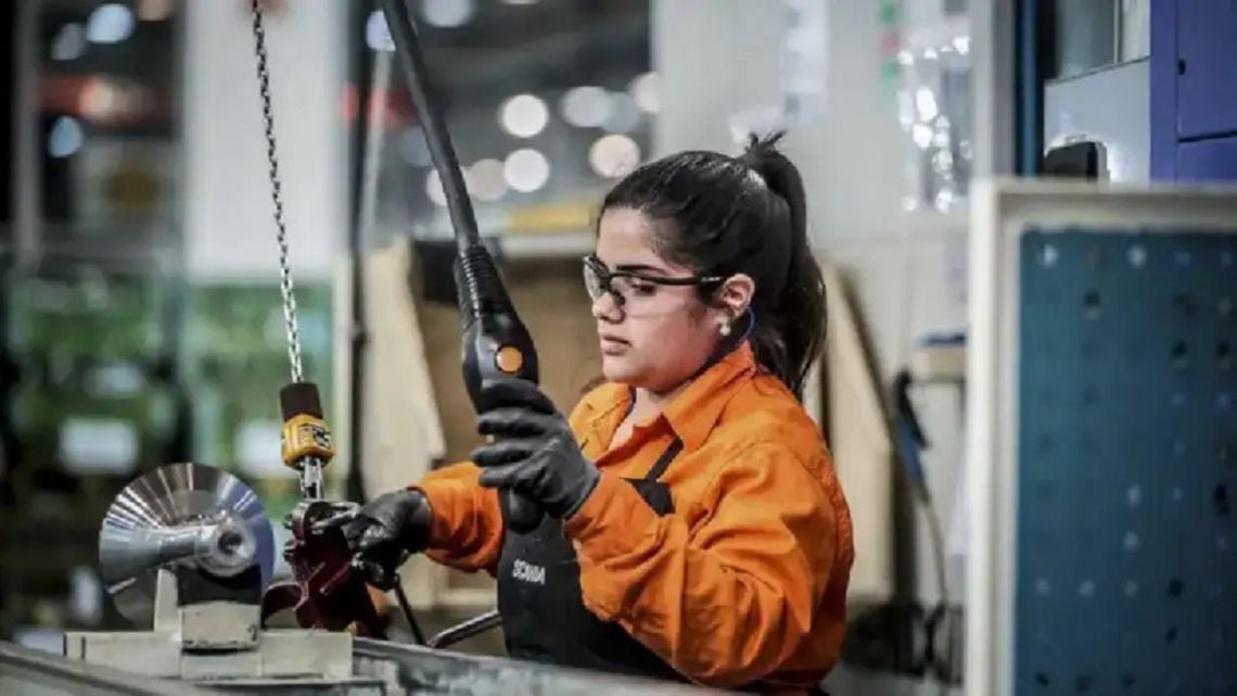 La actividad económica volvió a estancarse en agosto y el EMAE acumula un año con la industria y el comercio a la zaga