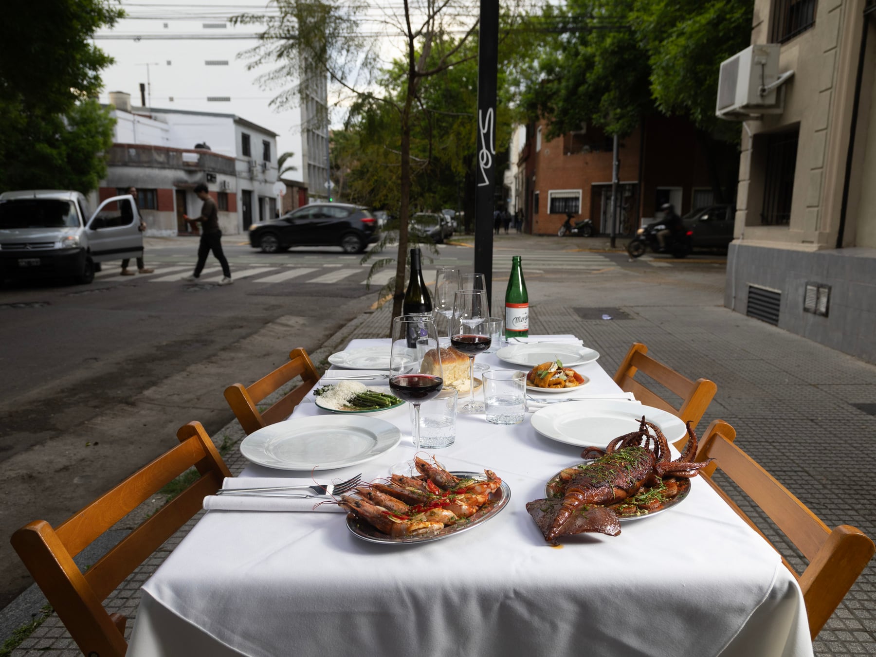 Villa Ortúzar se cocina a fuego lento: alquila barato, come tranquilo y sin apuro