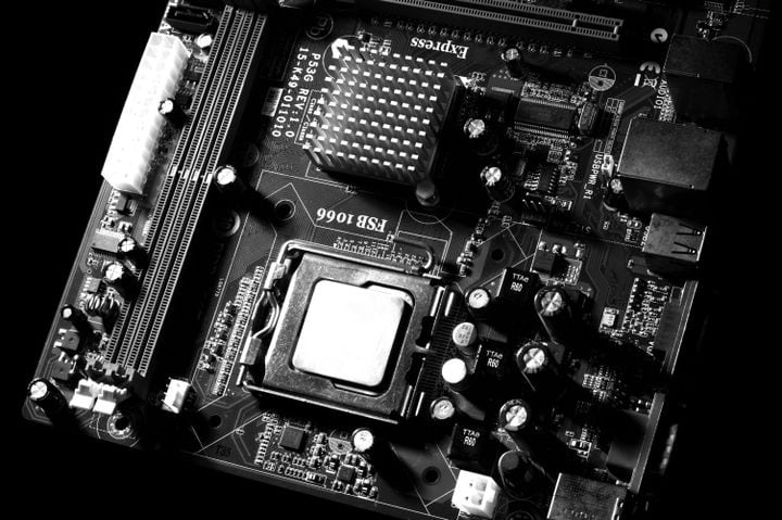 GIGABYTE lleva el anime hasta la placa madre y pone a trabajar a la pantalla lateral