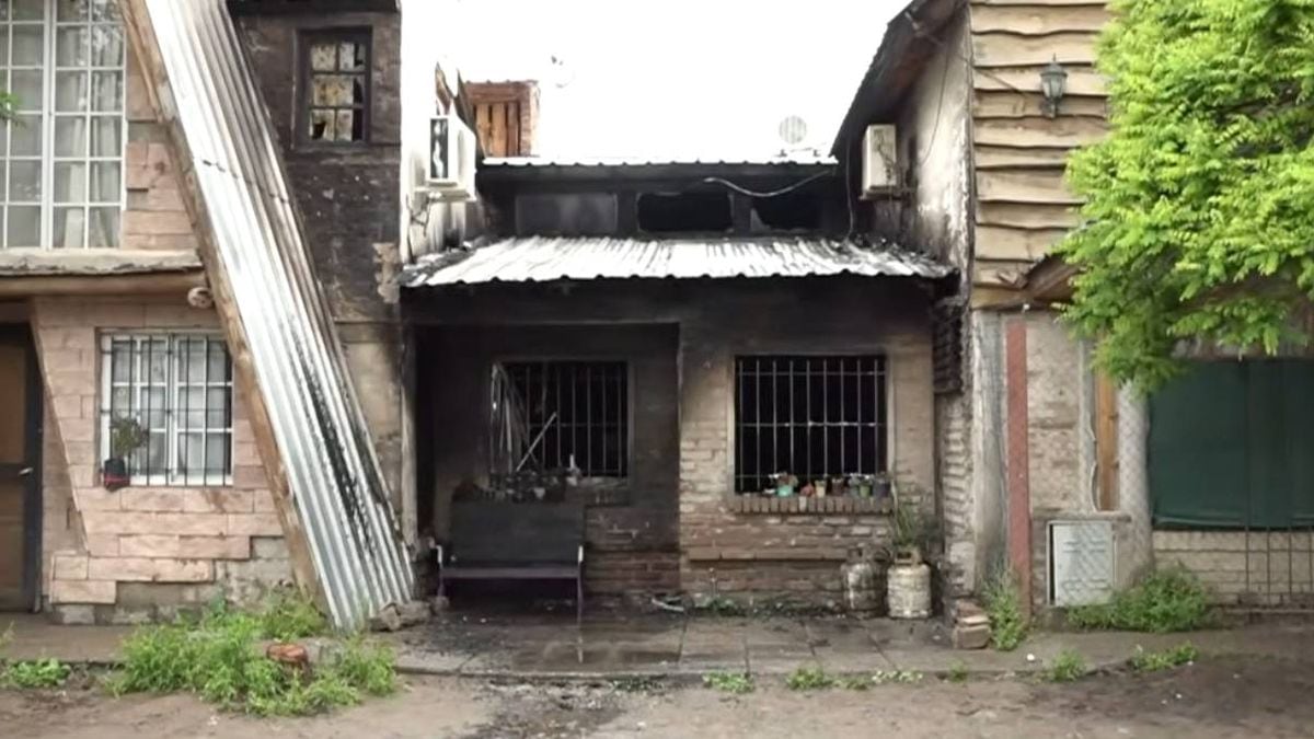 Una familia escapó ilesa de un incendio que destruyó una casa en Neuquén