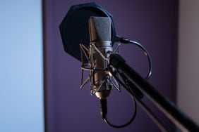 El terror de los podcasts entra a Disney+ con bruxas y
