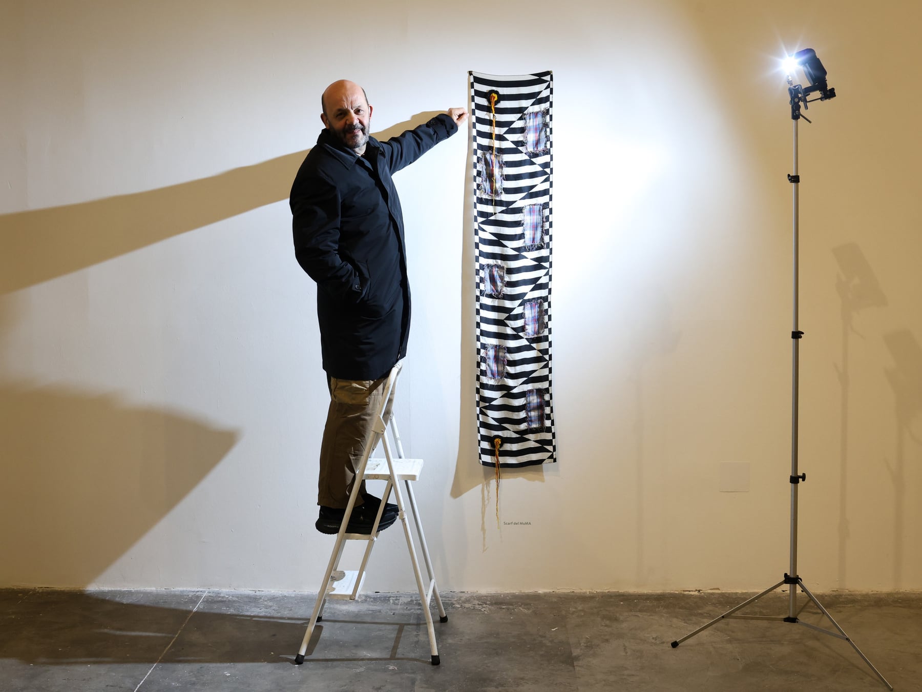 Marcelo Pombo expone en La Boca una serie construida con materiales rescatados de la vida cotidiana