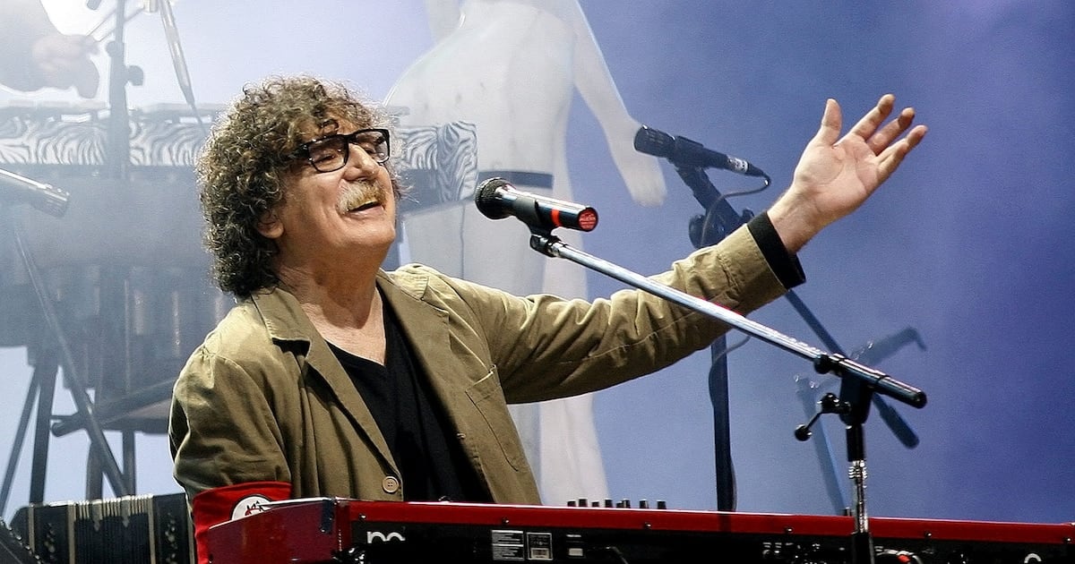 Charly García festejó sus 75 con un balcón, flores y una avalancha de homageajes