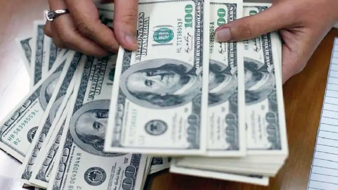 El dólar minorista llegó a $1.550 y la brecha con el blue se redujo