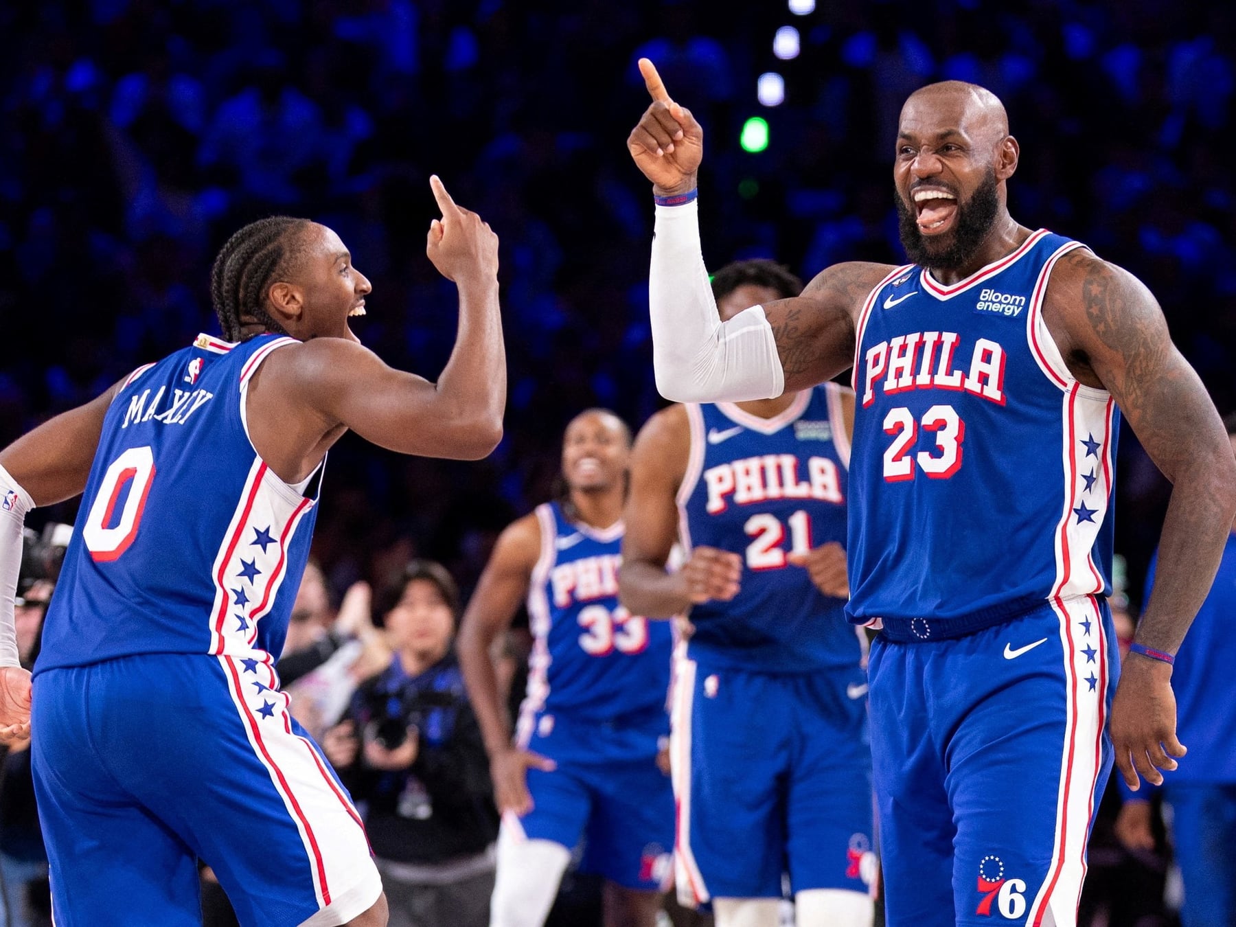 Philadelphia bicara contra la adversidad y le da una noche histórica a LeBron