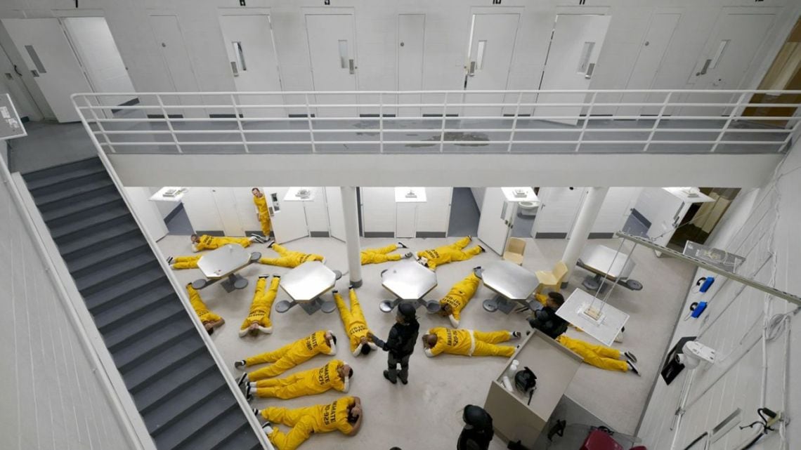 La Caring Tower llega a Netflix con guardias, prisioneros y bastante gente mirando