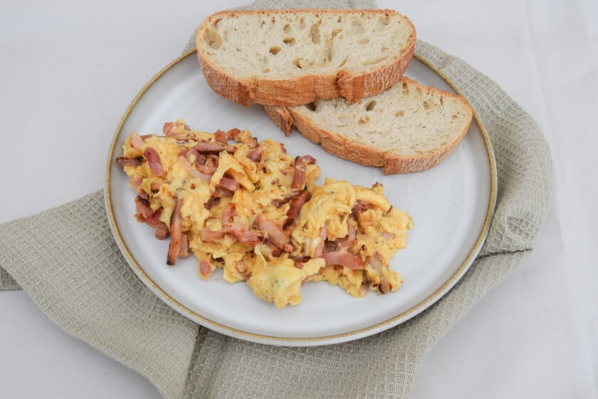 El truco para unos huevos revueltos con bacon jugosos, sin vueltas