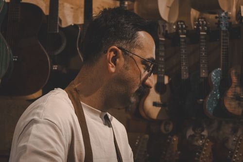 Una docena de luthiers y el oficio de fabricar charangos al norte de Neuquén